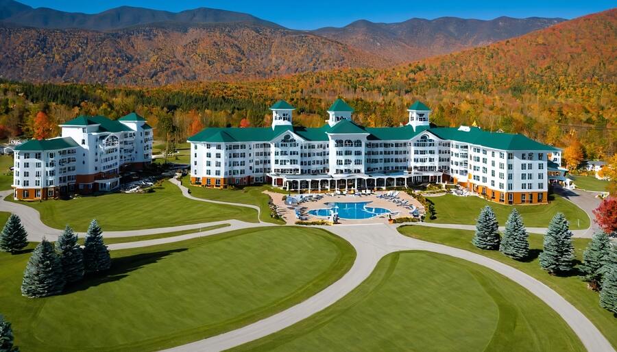 What is the Autumn Wellness Experience at Mountain View Grand?