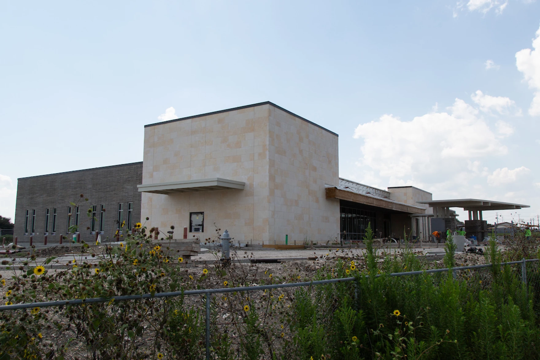 Where is the health clinic for low-income residents in Del Valle?